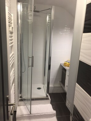 Dusche, Haartrockner, Handtücher, Toilettenpapier