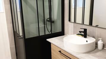 Doccia, asciugacapelli, carta igienica