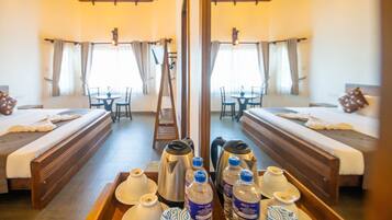 Charming Double Room with External Bath | Minibar, wifi, ropa de cama