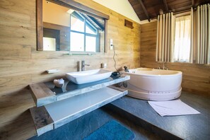 Elegant Double Suite | Badkamer | Een douche, handdoeken