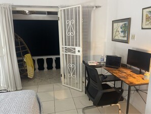 3 habitaciones, escritorio, tabla de planchar con plancha y wifi gratis 