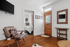 2 bedrooms, iron/ironing board, free WiFi, bed sheets - Calmbach Cottage - Newly Reovated - Hot tub! (Fredericksburg)