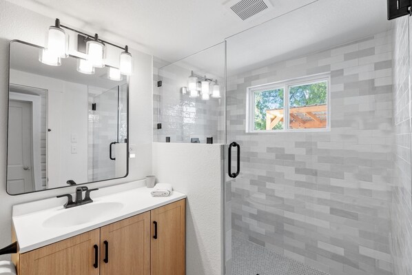 Dusch, hårtork och handdukar