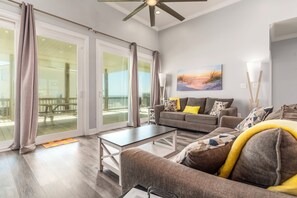 TV - Gulf Views + Beach Walkout, Porch Swing, Deck (Dauphin Island)