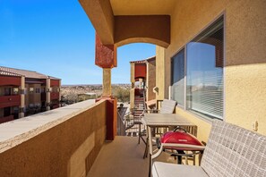 Outdoor dining - Hawk Ridge Retreat by Mesquite Vacation Rentals near Wolf Creek Golf Course with $510 in free daily activities (Mesquite)