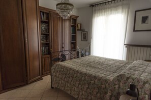 2 間睡房、書桌、熨斗/熨衫板、可攜式嬰兒床