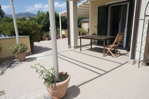 Outdoor dining - Tiziana House with large patio, private pool and reserved parking. (Albenga)