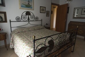2 chambres, bureau, fer et planche Ă repasser, lit parapluie