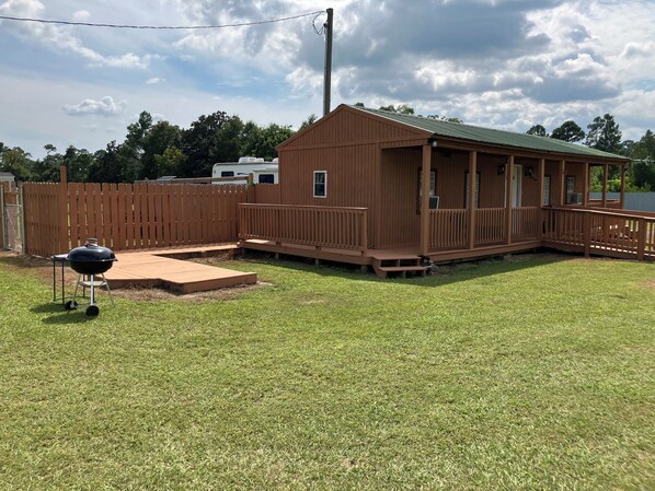 Exterior - Quiet Cabin with Owa theme park, shopping, dining and the beach minutes away.  (Elberta)