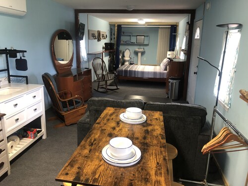 Quiet Cabin with Owa theme park, shopping, dining and the beach minutes away. 