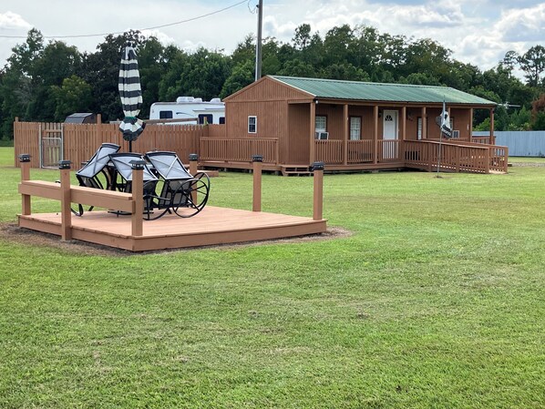 Exterior - Quiet Cabin with Owa theme park, shopping, dining and the beach minutes away.  (Elberta)