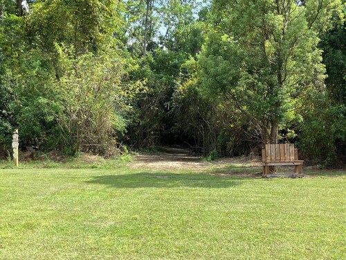 Quiet Cabin with Owa theme park, shopping, dining and the beach minutes away. 