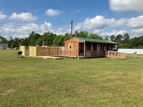 Quiet Cabin with Owa theme park, shopping, dining and the beach minutes away. 