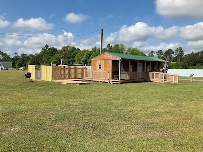 Quiet Cabin with Owa theme park, shopping, dining and the beach minutes away.