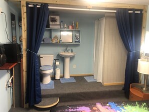 シャワー、タオル、トイレットペーパー