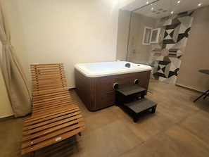 Hair dryer, towels, shampoo, toilet paper