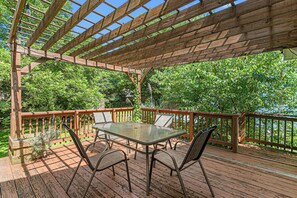 Outdoor dining - Cozy Home Away From Home (Greensboro)