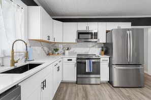 Private kitchen - Cozy Home Away From Home (Greensboro)