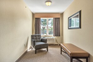 Interior - Iroquois Suite at Kelley's Island Venture Resort (Kelleys Island)