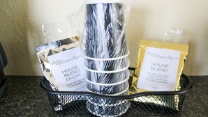 Una cesta con un paquete etiquetado 'House Blend Decaf' y otro etiquetado 'House Blend'.