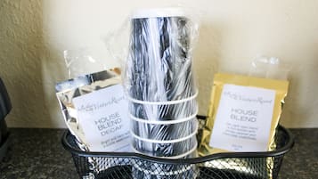 Secador de cabelo, toalhas de banho