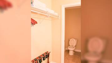 Secador de pelo, toallas