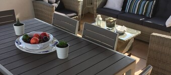 Cozy Apartment in small residence with Swimming Pool, a stone's throw from the sea.