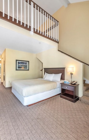 2 bedrooms, free WiFi, bed sheets. Iroquois Suite at Kelley's Island Venture Resort