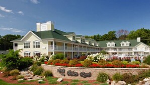 Um grande resort com vários edifícios, um jardim paisagístico e uma placa com a inscrição 