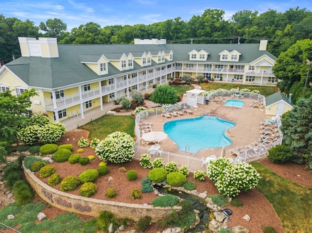 A heated pool. Glacier Suite at Kelley's Island Venture Resort