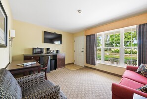TV, fireplace - Glacier Suite at Kelley's Island Venture Resort (Kelleys Island)
