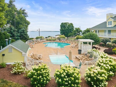 Glacier Suite at Kelley's Island Venture Resort