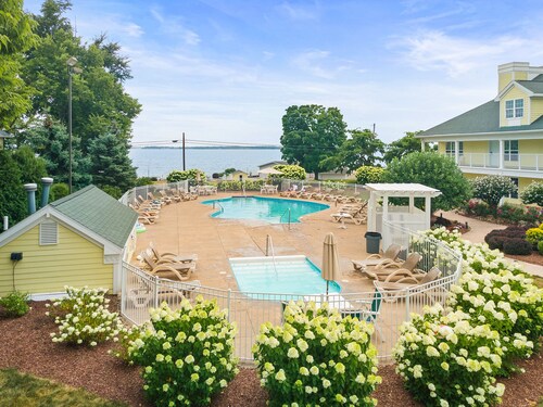 ADA Glacier Suite at Kelley's Island Venture Resort