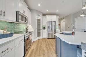 Microwave, oven, dishwasher, coffee/tea maker