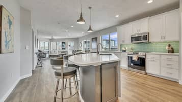 Microondas, horno, lavavajillas, cafetera/tetera