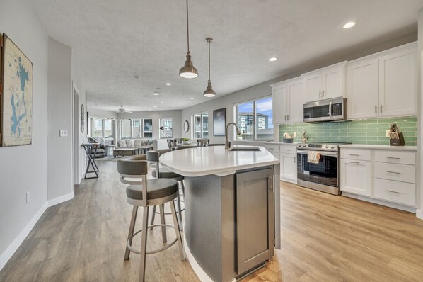 Microondas, horno, lavavajillas y cafetera y tetera 