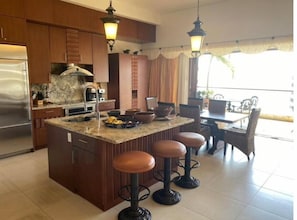 Refrigerador, microondas, horno y parrilla de estufa