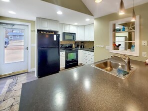 冰箱、微波炉、烤箱、炉灶