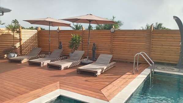 Alberca al aire libre y alberca climatizada