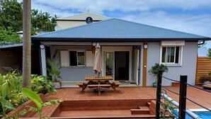 A house with a patio area, a pool, and a garden. - Ô Licuala Villa (Petite Île)
