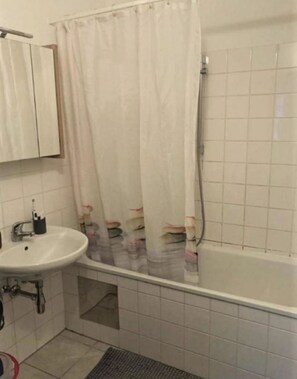 Bubbelbadkar, schampo och toalettpapper