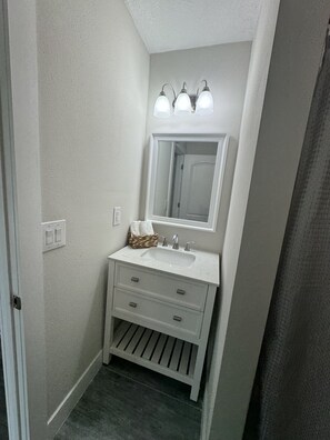 Dusche, Haartrockner, Handtücher, Seife