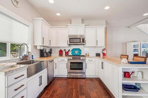 Frigorifero, microonde, forno, piano cottura