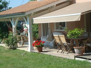 Outdoor dining - My country house with private pool. (Montseveroux)