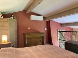 3 bedrooms, WiFi, bed sheets - My country house with private pool. (Montseveroux)