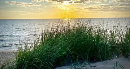The Sharlene-Hot tub Fenced yard Steps to Douglas