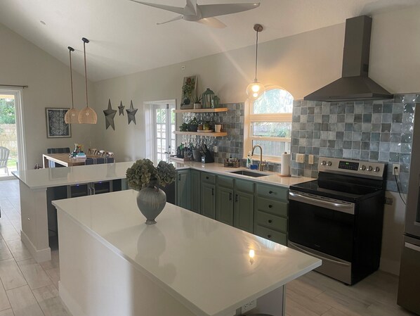 Frigorífico, microondas, horno y placa de cocina