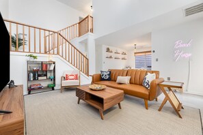 Smart TV, books - Private Family Friendly home just a few blocks from Beach:Hot Tub, Grill, Golf (North Myrtle Beach)