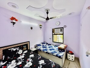 1 bedroom, WiFi, bed sheets - The House 1-Bedroom Flat in Rohini sector 5 Delhi (New Delhi)