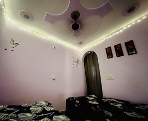 1 bedroom, WiFi, bed sheets - The House 1-Bedroom Flat in Rohini sector 5 Delhi (New Delhi)